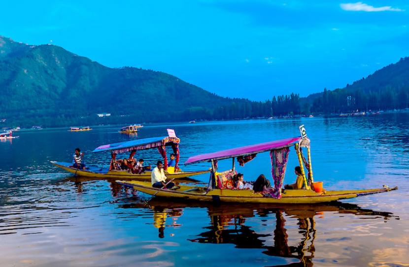 10 Must Do Things in Houseboats of Kashmir?