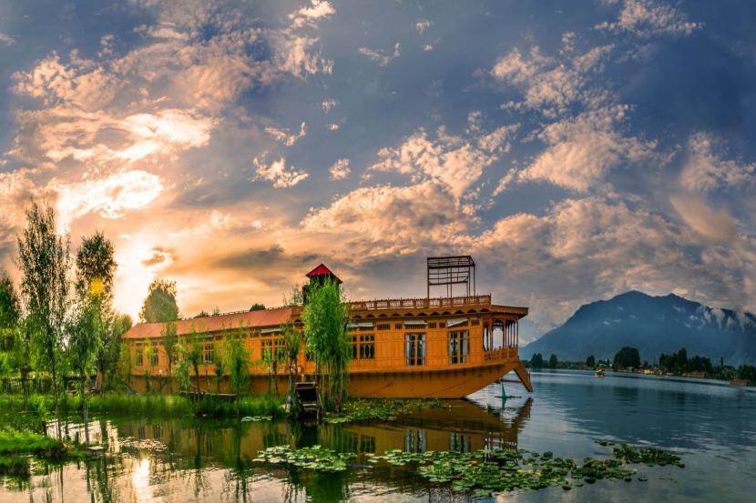 Beautiful Kashmir Houseboat Tour Package for Couples at Affordable Prices