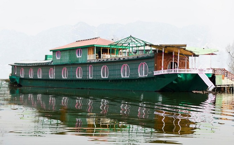 Enjoy Your Once-in-a-Lifetime Experience of Staying in Houseboat during Winters