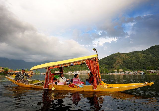 Experience Shikara Ride in Dal Lake