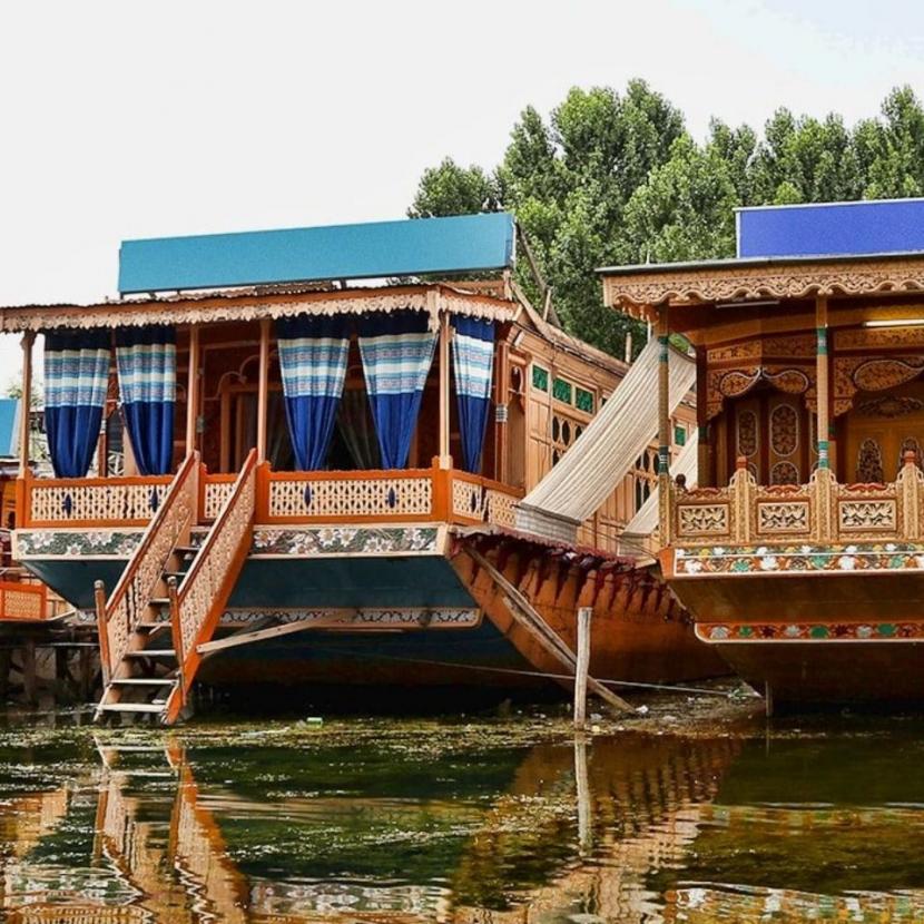 Realize Your Long Cherished Dream of Houseboat Stay with Family in Dal Lake