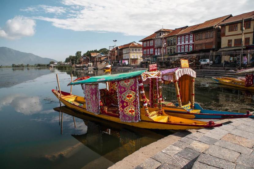 Saving The Beauty of Kashmiri Houseboats