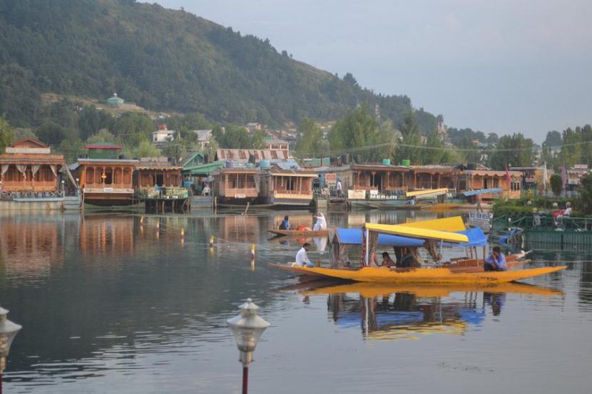 Cheapest Honeymoon Packages in Kashmir Houseboat