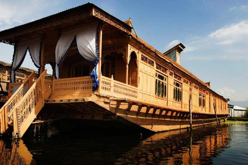 What are the Different Types of Houseboats in Kashmir?