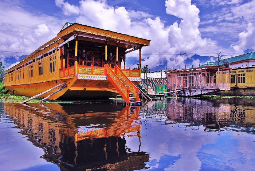 What Is It Like to Live On a Houseboat?