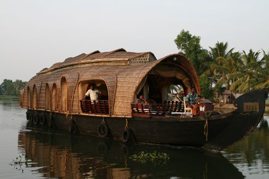 What is the Difference Between Houseboats in Kashmir and Kerala?