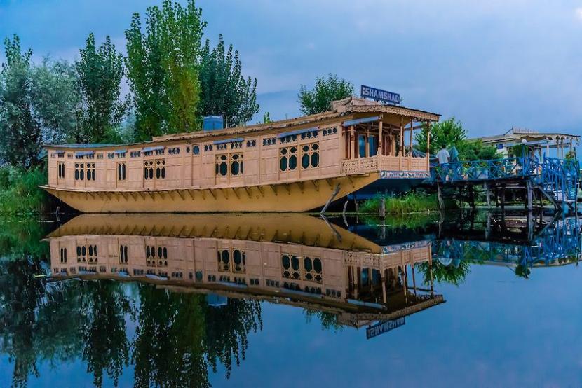 Where Are Houseboats Found in Kashmir?